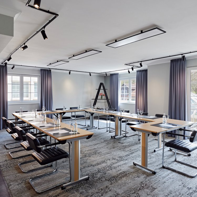 Moderner Tagungsraum Hannover mit Beamer und Leinwand im Golf & Sporthotel im Westerwald