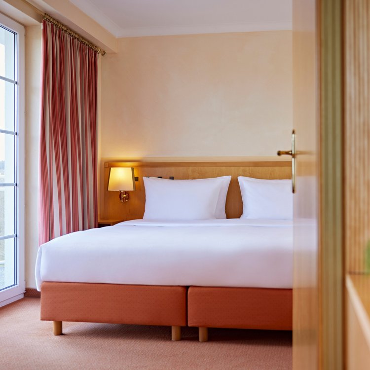 Ein-Schlafzimmer-Suite mit elegantem Design und moderner Einrichtung